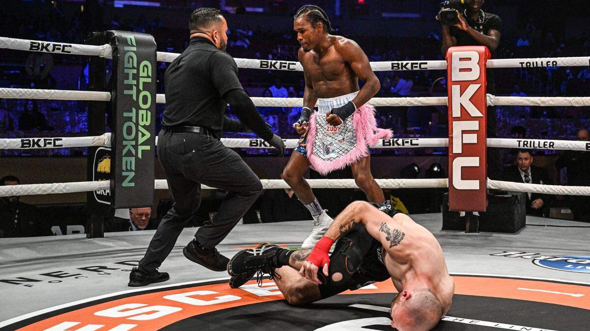 Luis Palomino superó por nocaut técnico el sábado en la noche a un Tom Shoaff que venía hacia adelante sin importarle el castigo, provocando la locura de miles de aficionados que llenaron la arena del Hard Rock Hotel y Casino Seminole, de Fort Lauderdale.
