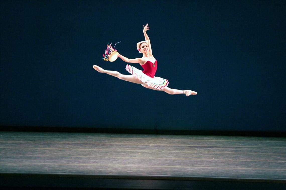 Mary Carmen Catoya exhibe la gran energía de “Tarantella” de George Balanchine en una producción anterior del MCB.