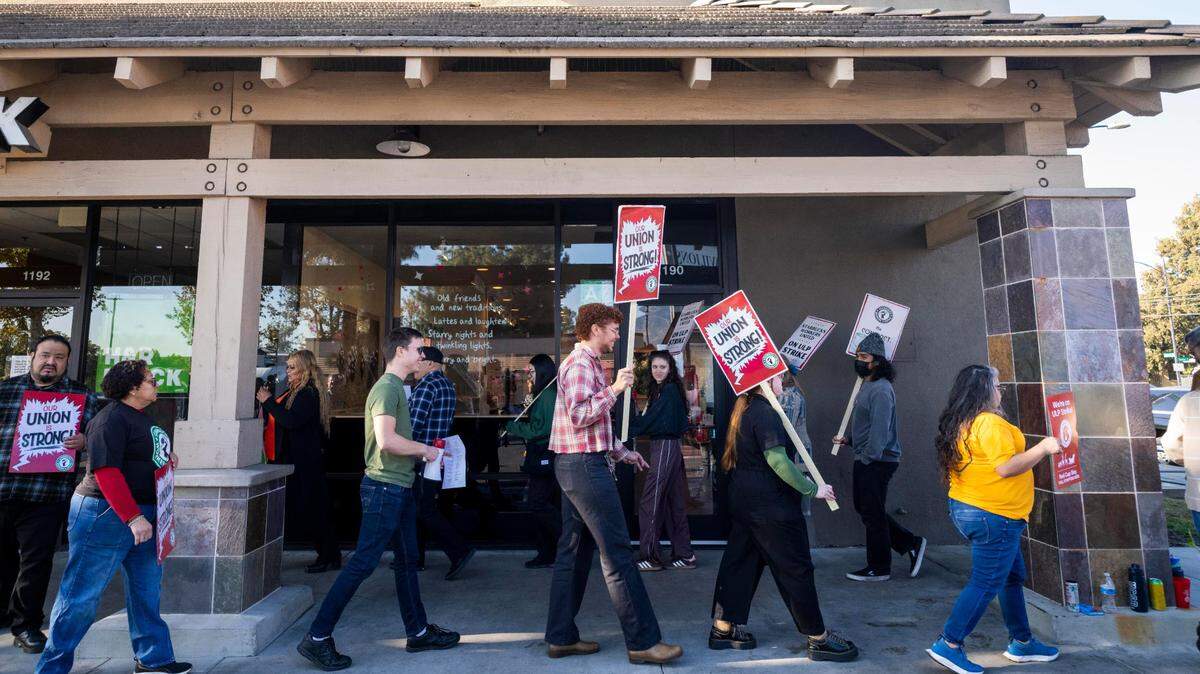 La huelga de empleados afiliados al sindicato Starbucks Workers United escaló este lunes y afecta ya a cafeterías situadas en doce estados diferentes de Estados Unidos, repartidas de costa a costa, con el objetivo de impactar en la temporada navideña