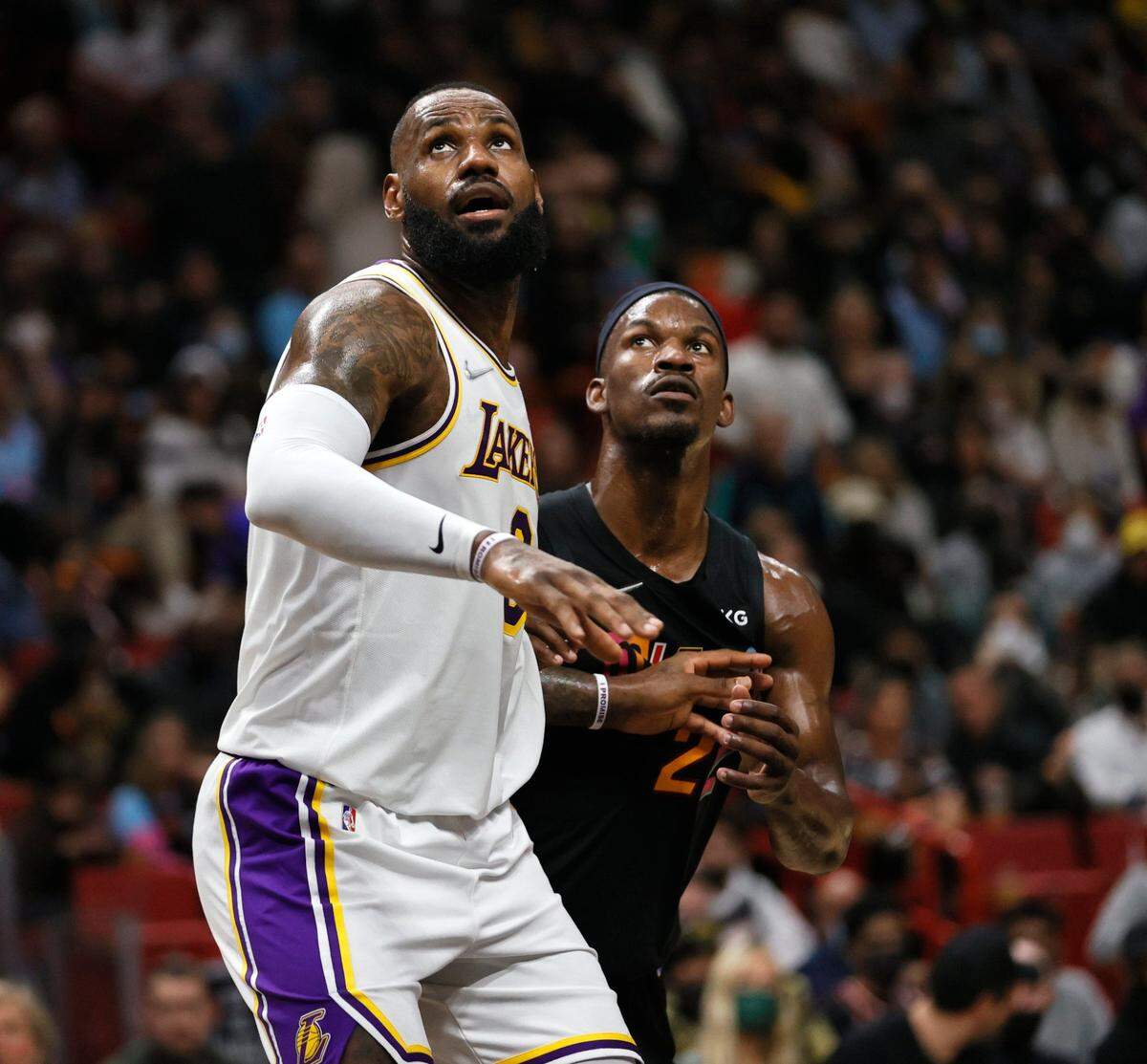 La estrella de los Lakers de Los Angeles LeBron James (izq.) disputa un rebote con Jimmy Butler, del Heat, en el partido celebrado el 22 de enero de 2022 en Miami.