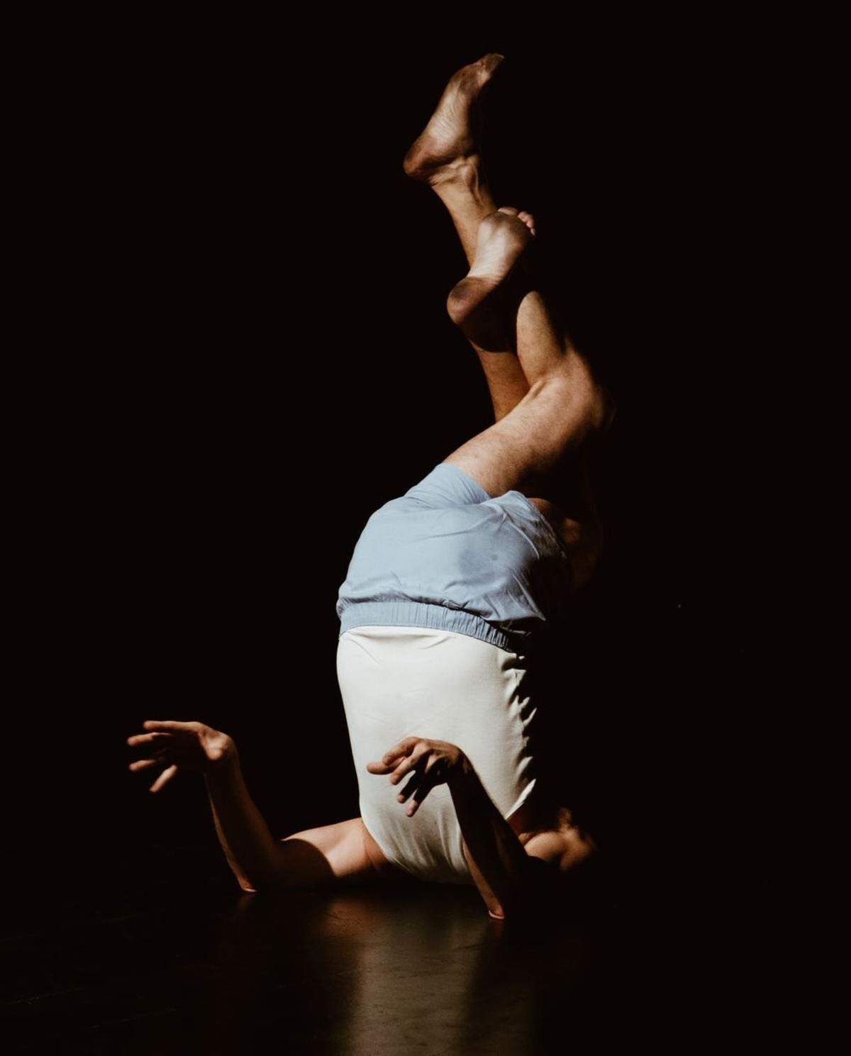 Según el actor y performista argentino Luciano Rosso, el cuerpo contiene un lenguaje universal. “Antes que la palabra, el cuerpo ya está hablando”, asegura.