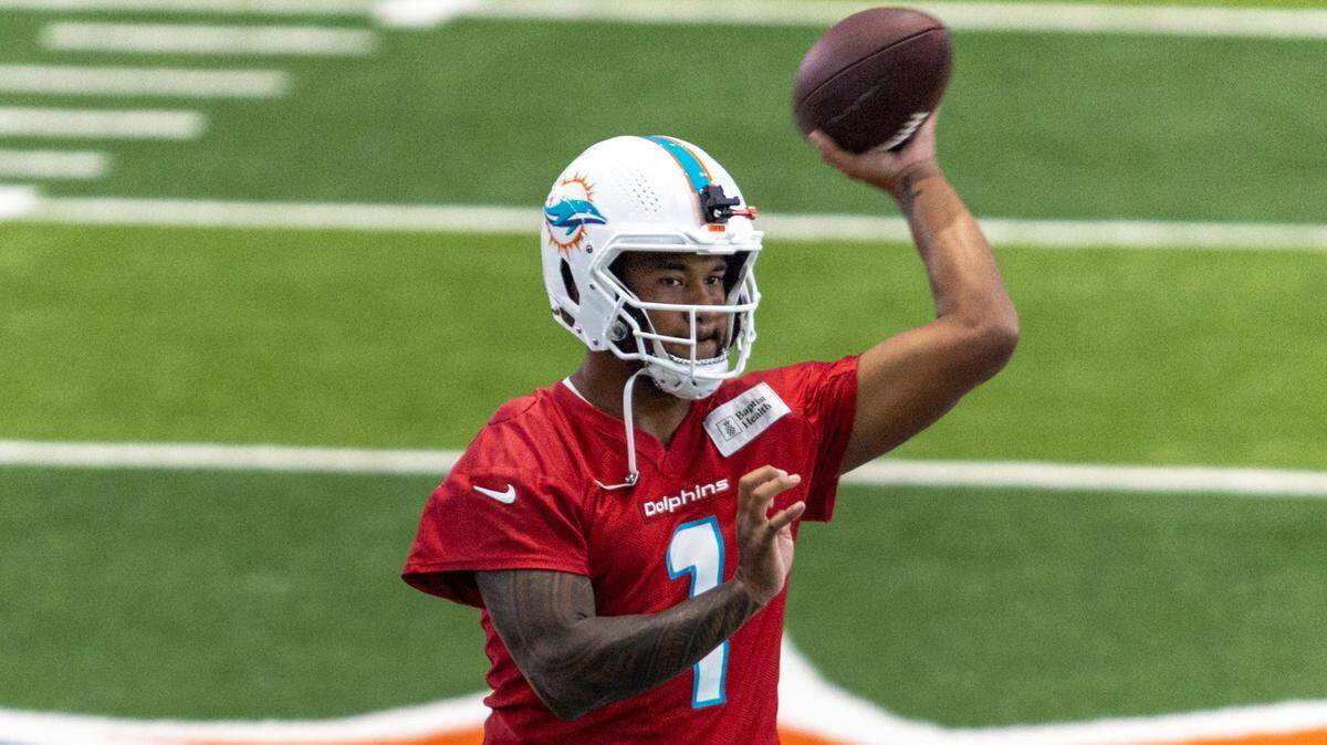 El quarterback de los Dolphins Tua Tagovailoa lanza el ovoide en una práctica con el equipo en el Baptist Health Training Complex en Miami Gardens, Florida, el 29 de agosto de 2023.
