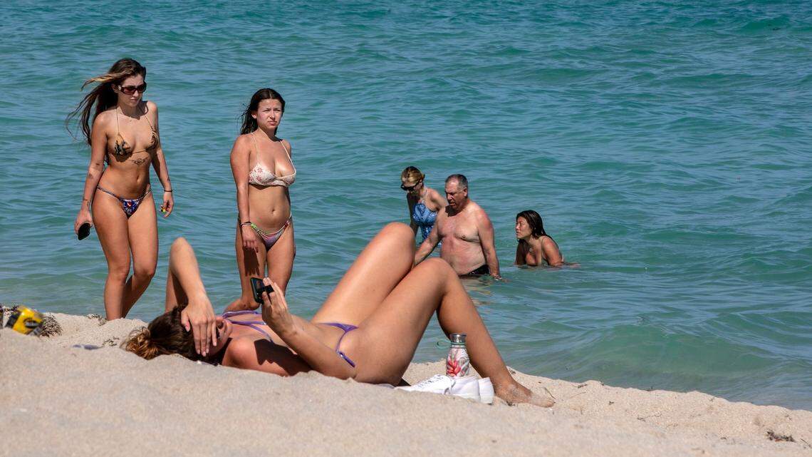 Un grupo de personas disfruta en la playa de Miami Beach el 2 de marzo del 2021. Miami está entre los primeros lugares de las ciudades que más recursos dedican a tratamientos de belleza, masajes y bienestar integral.