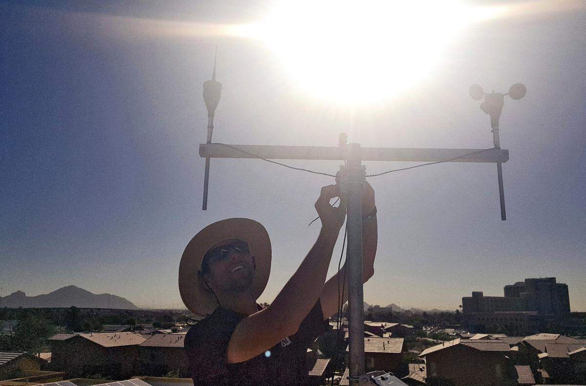 En las islas de calor urbano, la radiación solar y el aire caliente de los vehículos y los edificios quedan atrapados entre los rascacielos. No hay suficientes árboles para dar sombra y hacer bajar las temperaturas.