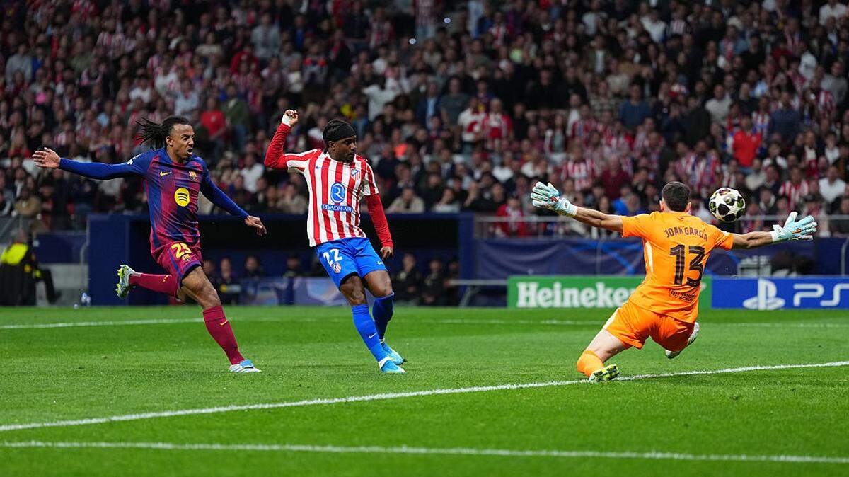 El jugador del Atlético de Madrid  Ademola Lookman (centro) anota un gol para su equipo ante Barcelona, en el partido de vuelta de la Liga de Campeones celebrado el 14 de abril de 2026 en Madrid.