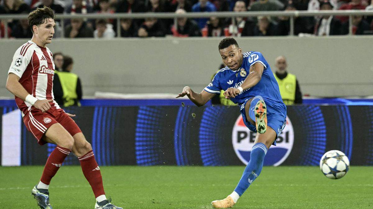 El delantero francés del Real Madrid, Kylian Mbappé (derecha) dispara para marcar el tercer gol de su equipo durante el partido de la fase de grupos de la Liga de Campeones contra el Olympiakos, celebrado el 26 de noviembre de 2025 en Piraeus, Grecia.