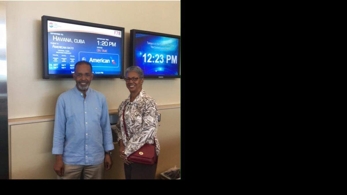 Joe Madison (i), el conductor del programa "Joe Madison The Black Eagle" en la emisora SiriusXM Radio.