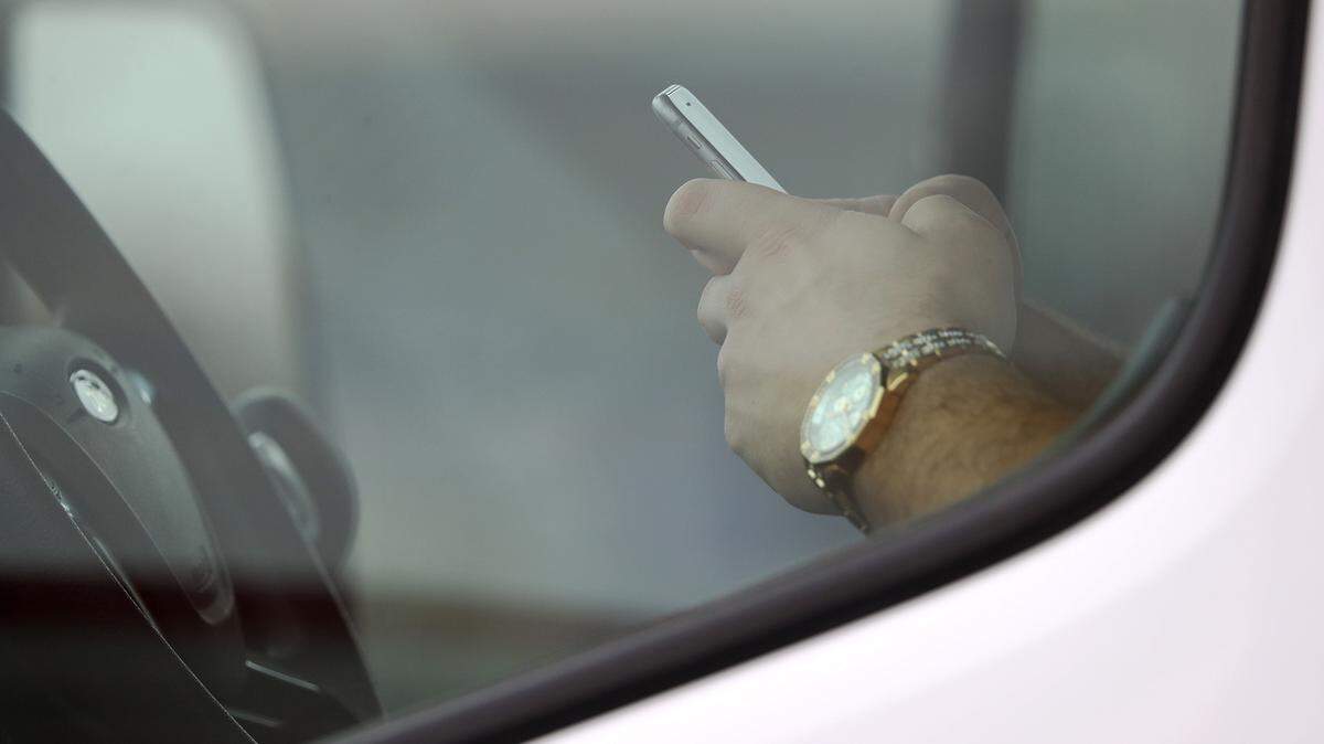Un conductor escribe ubn mensaje de texto mientras espera en un semafóro en una avenida de Chicago el 29 de marzo de 2019. (John J. Kim/Chicago Tribune/TNS)