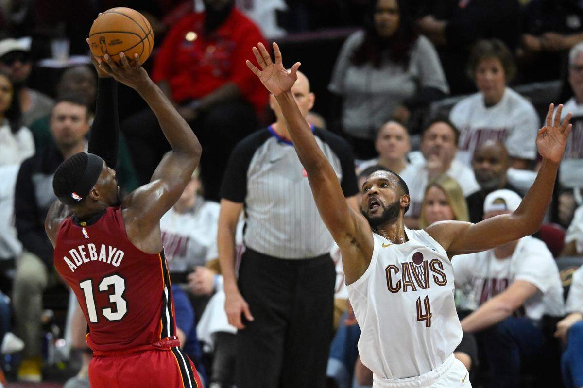 Bam Adebayo fue el mejor del Heat con 24 puntos y rozó el doble doble con 9 rebotes, además de dos robos y un bloqueo, el domingo ante los Cavaliers. 