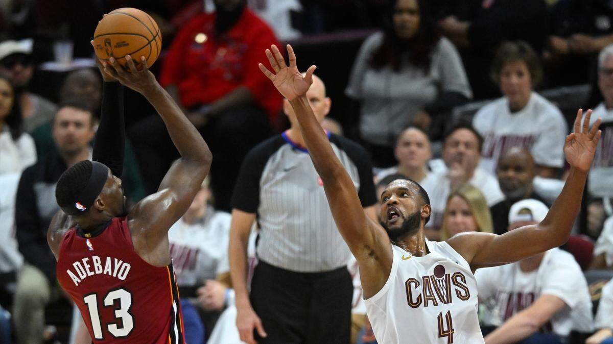 El centro del Heat de Miami Bam Adebayo tira al aro ante la marca de Evan Mobley, de los Cavaliers, en el primer juego del playoff de la NBA celebrado el 20 de abril de 2025 en Cleveland.