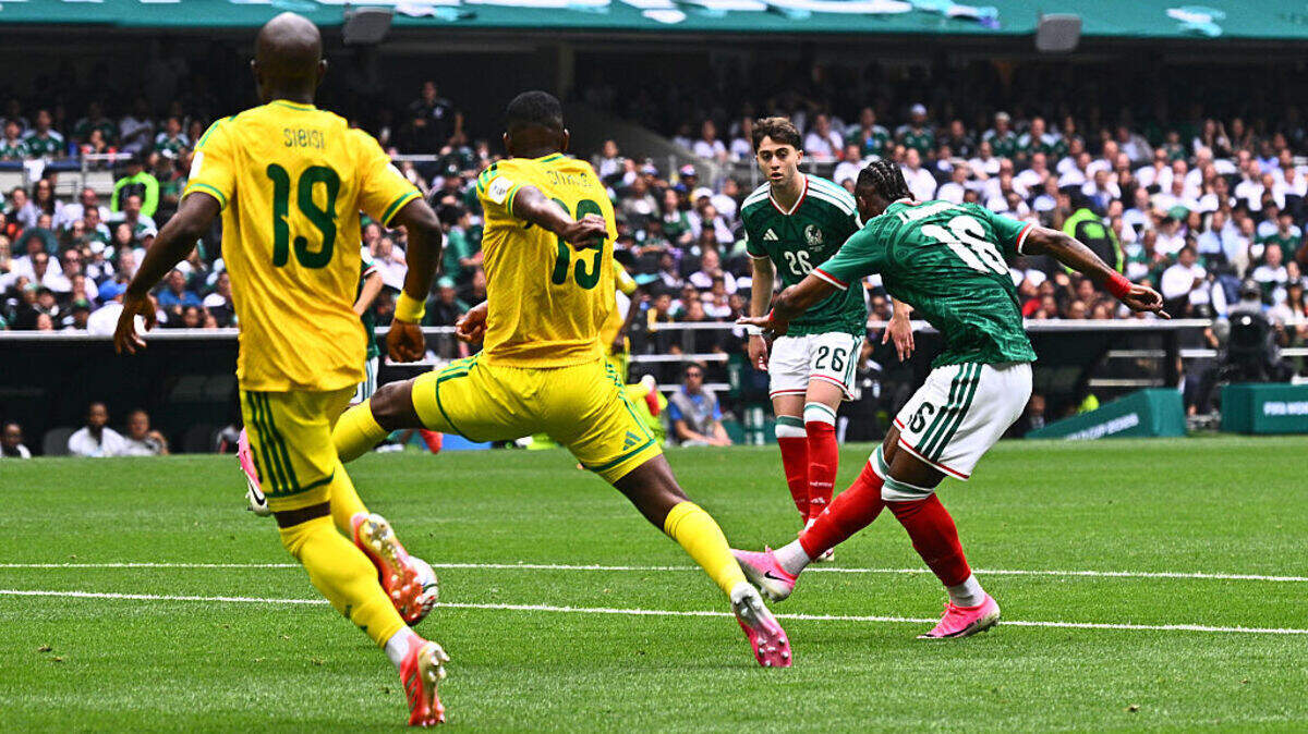 El jugador de México Julián Quiñones (der.) anotó el primer gol de su selección ante Sudáfrica, en el partido inaugural de la Copa Mundial de fútbol celebrado el 11 de junio de 2026 en el Estadio Ciudad de México.