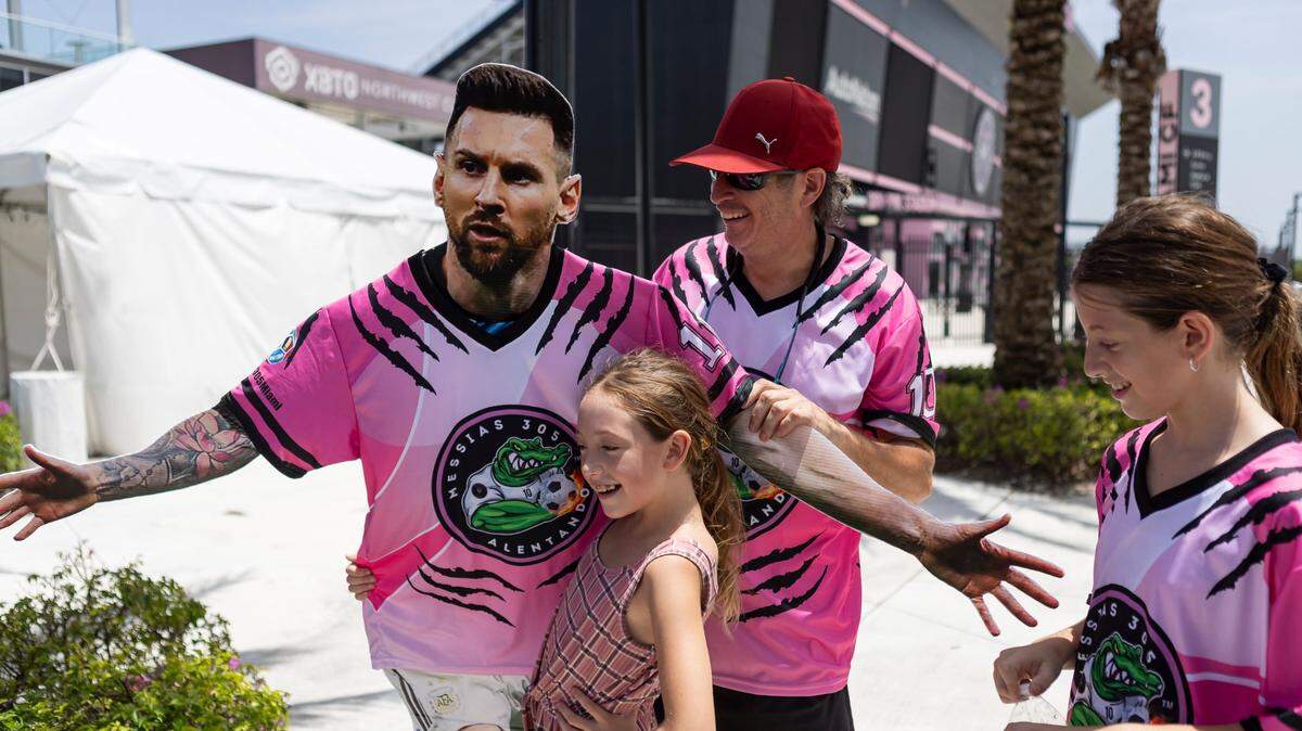 Simpatizantes de Leo Messi posan en las afueras del DRV PNK Stadium en Fort Lauderdale, Florida, el 11 de julio de 2023.
De izquierda a derecha: Mia Moyano, de 10 años, Eduardo Moyano, de 52, y Lis Moyano, de 13.