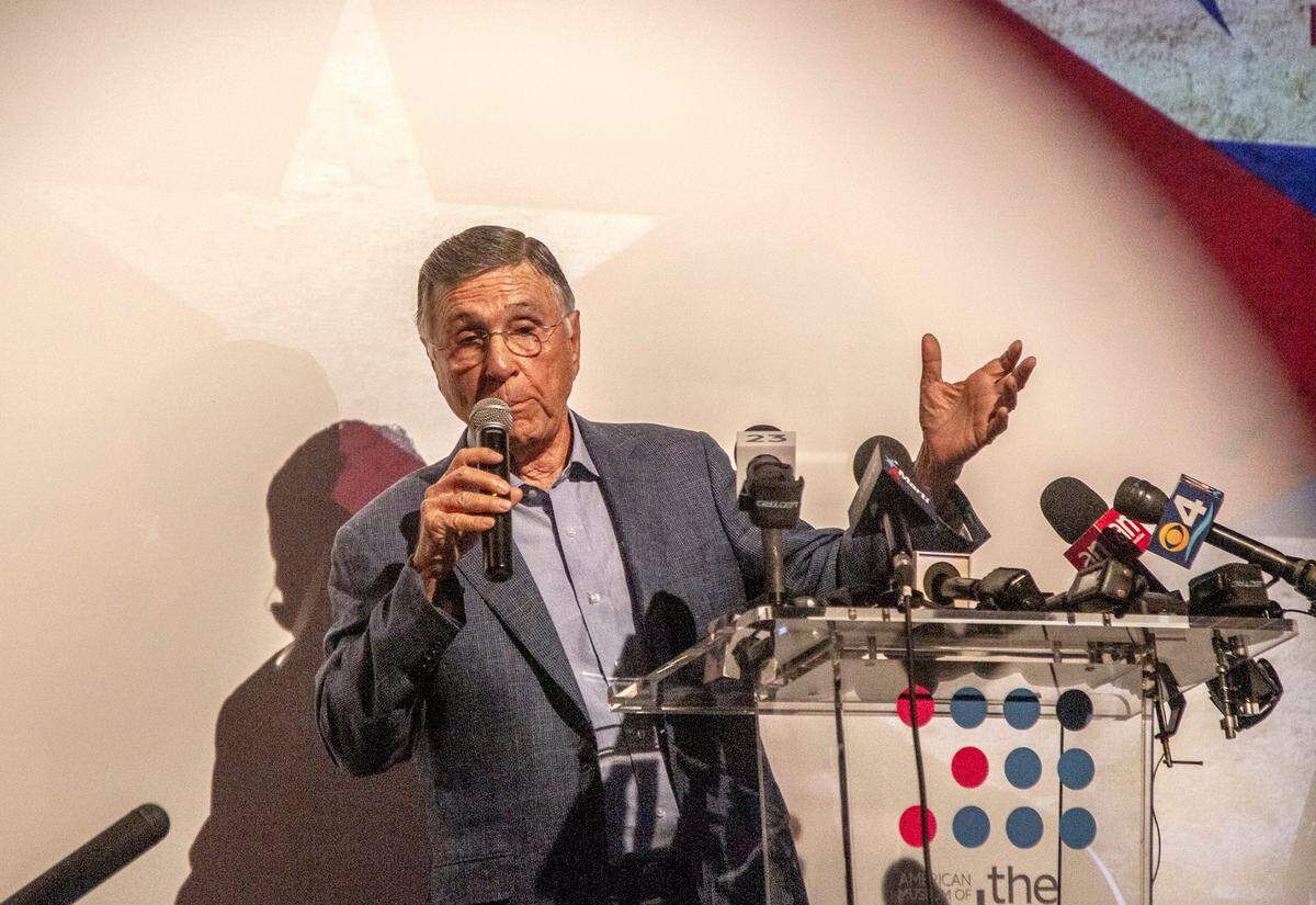 El presidente de la Fundación por los Derechos Humanos en Cuba Tony Costa, habla en el Museo de la Diáspora Cubana, durante la presentación de la canción Libertad, escrita y producida por Emilio Estefan, Productor Cubano Americano, con la Fundación con el objetivo de enviar un mensaje de esperanza y unidad. al país y en apoyo a los manifestantes en Cuba mientras miles de cubanos salieron a las calles de la isla reclamando la libertad y el fin del régimen a medida que las condiciones empeoran, el martes de julio de 2021.