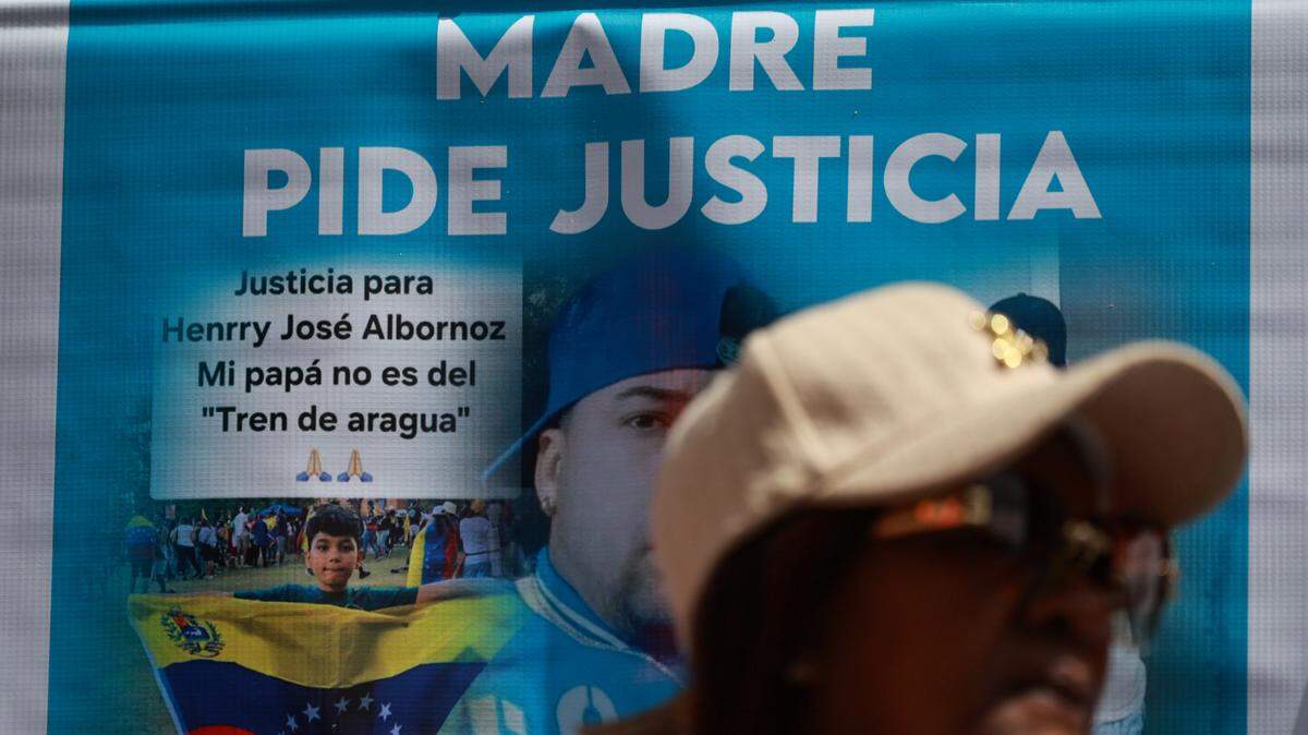 Una pancarta forma parte de una protesta contra la deportación a El Salvador de venezolanos, supuestamente miembros del Tren de Aragua, por parte del gobierno de Estados Unidos, el 9 de abril de 2025, en Caracas, Venezuela.