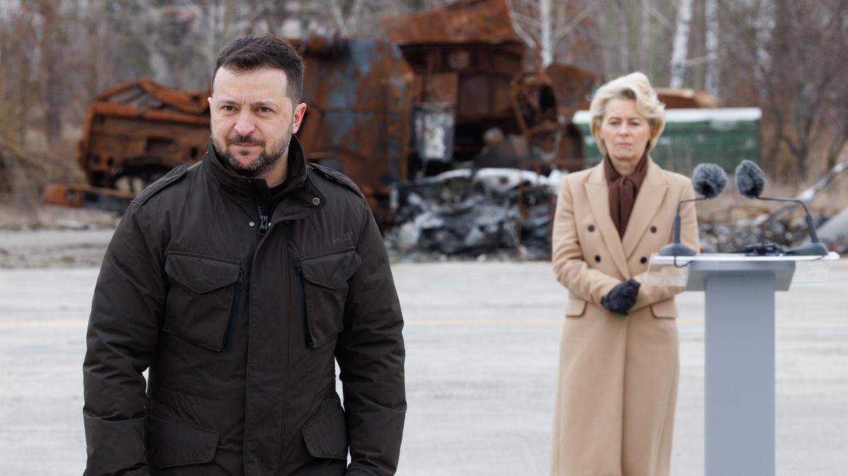 El presidente de Ucrania, Volodymyr Zelenskyy, y la presidenta de la Comisión Europea, Ursula Von der Leyen, participan en un homenaje a los soldados ucranianos, en Hostómel, Ucrania, el sábado 24 de febrero de 2024.