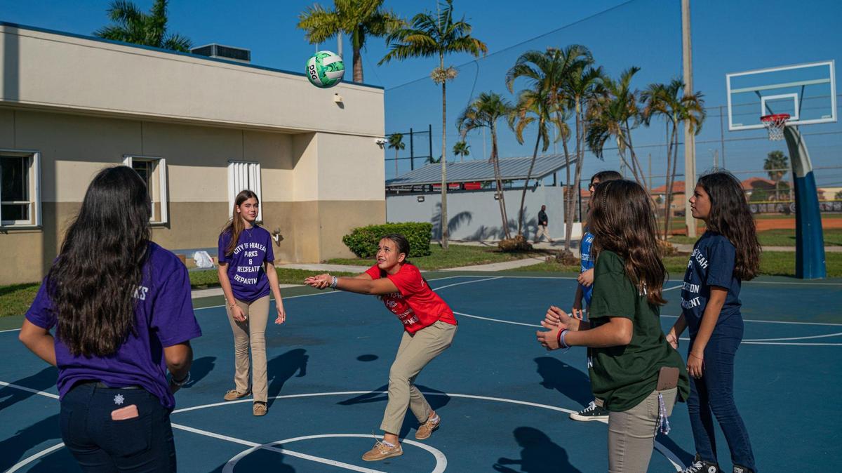 Los estudiantes de la escuela charter COHEA, de la ciudad de Hialeah, usan las instalaciones del Slade Park, este lunes 5 de diciembre de 2022.