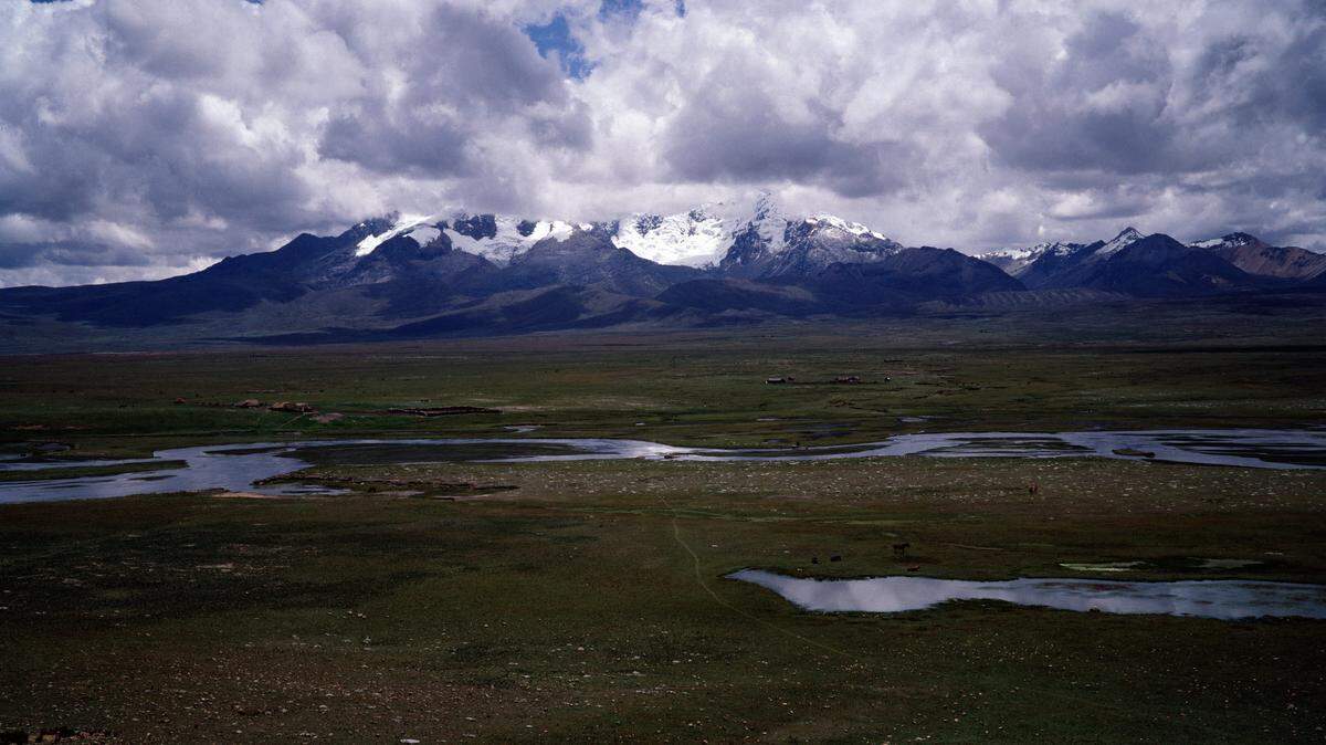 Vista del Nevado Caullaraju en la Cordillera blanca (Cordilleras Blancas), Perú.