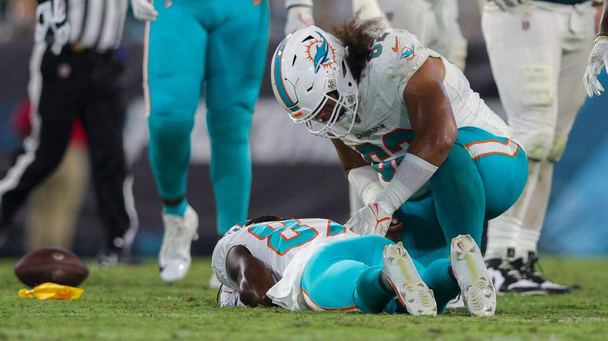 El wide receiver de los Dolphins, Daewood Davis (87), se encuentra en el suelo después de ser golpeado en el juego contra los Jaguars de  Jacksonville en el estadio EverBank, el 26 de agosto de 2023 en Jacksonville, Florida. 
