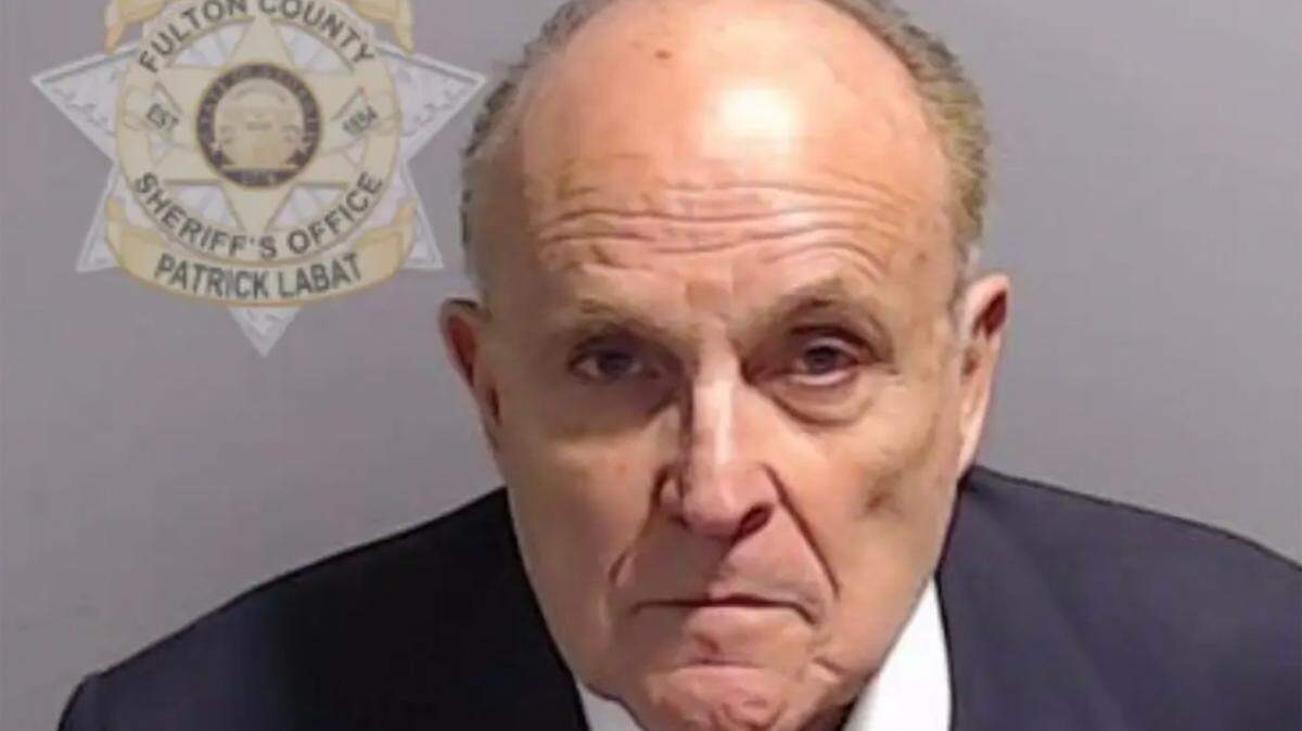 Foto de arresto de Rudy Giuliani, ex alcalde de Nueva York y ex abogado de Donald Trump, cuando fue acusado de participar en un intento de alterar los resultados electorales de 2020 en Georgia. La foto fue tomada el 23 de agosto de 2023 por la Policía del Condado Fulton, en Georgia.