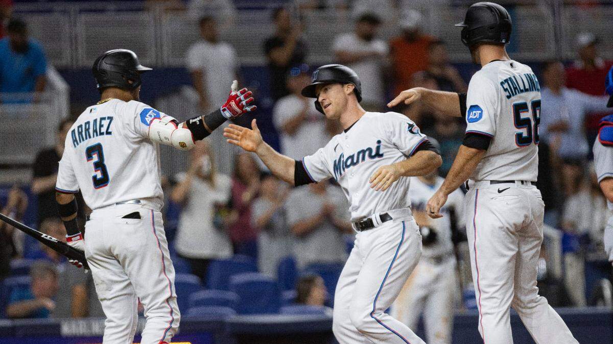 El torpedero de los Marlins Joey Wendle (centro) recibe el saludo de Luis Arráez tras pegar un jonrón en el quinto inning del partido ante los Dodgers de Los Angeles, celebrado el 6 de septiembre de 2023 en Miami.