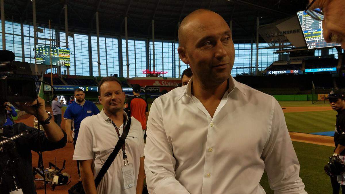 DEREK JETER cumple su primera temporada al frente de los Marlins.