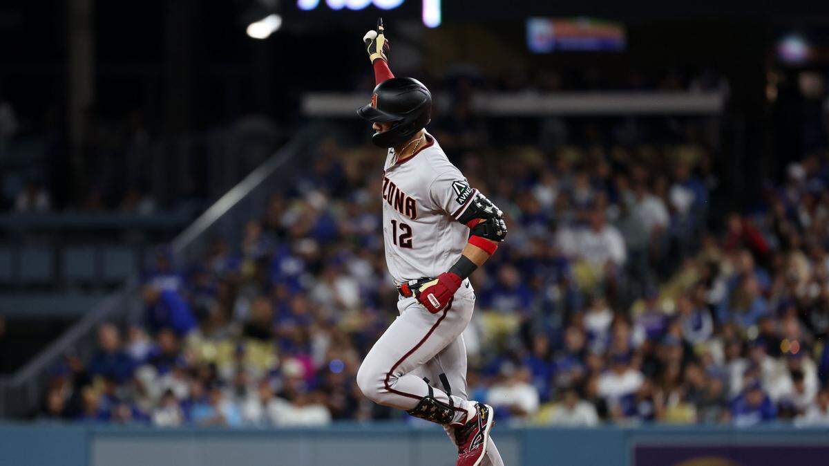El jardinero de los Diamondbacks de Arizona Lourdes Gurriel Jr. recorre las bases tras pegar un jonrón en el sexto inning del partido ante los Dodgers, celebrado el 9 de octubre de 2023 en Los Angeles.