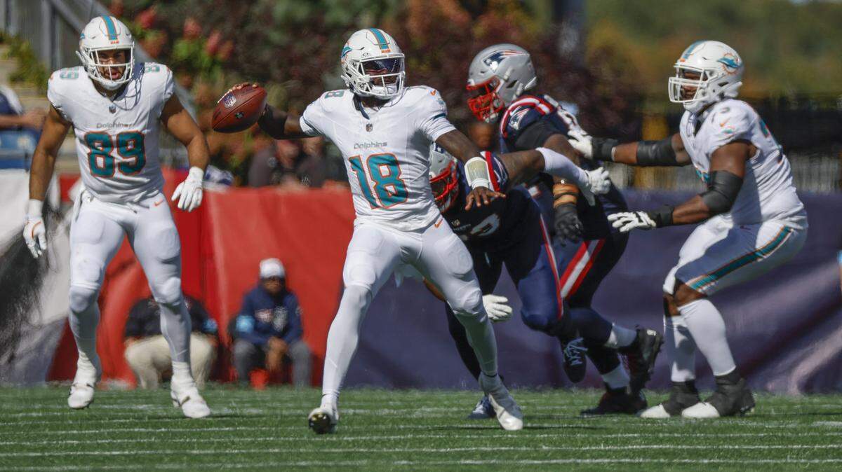 El quarterback de los Dolphins de Miami Tyler Huntley (18) trata de pasar el ovoide en el partido ante los Patriots, celebrado el 6 de octubre de 2024 en el Gillette Stadium en Foxborough, Massachusetts.
