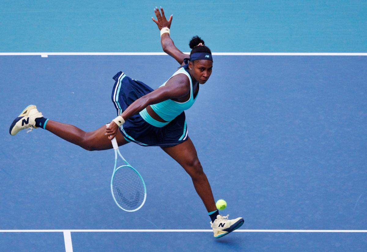 La jugadora de Estados Unidos Coco Guaff se despidió el lunes del Miami Open tras caer 6-4, 6-4 frente a la polaca Magda Linette.