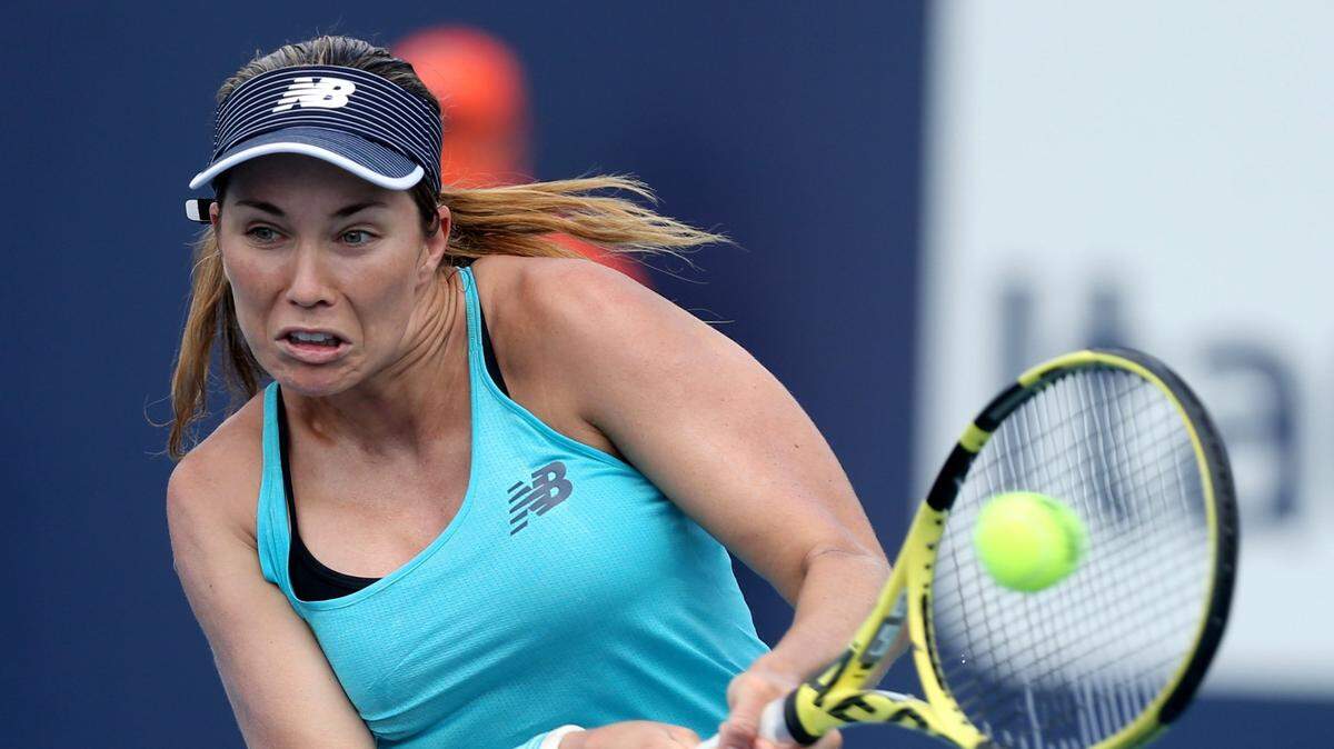La jugadora de Estados Unidos Danielle Collins derrotó a la francesa Kristina Mladenovic, el miércoles 24 de marzo de 2021 en el Hard Rock Stadium en Miami Gardens, Florida.