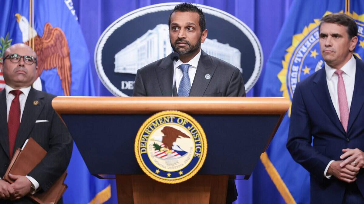 El director de la Oficina Federal de Investigaciones (FBI), Kash Patel, habla durante una conferencia de prensa en el edificio del Departamento de Justicia Robert F. Kennedy el 1 de julio de 2026 en Washington, DC.