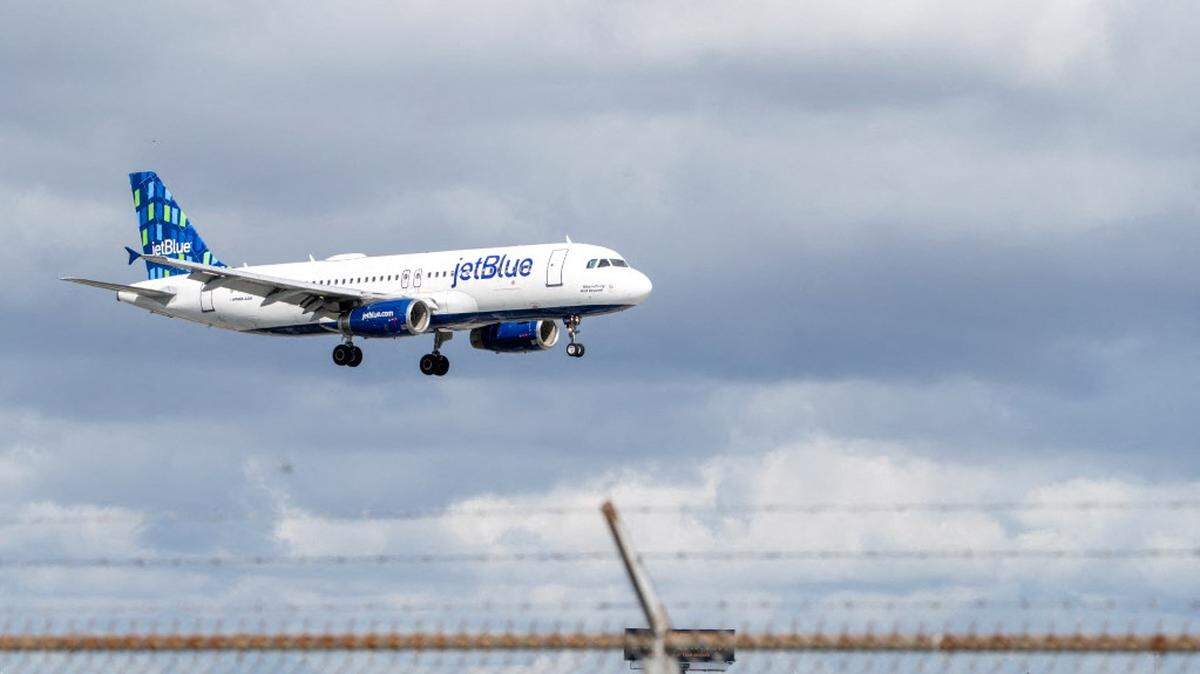 Un piloto de JetBlue informó que estuvo a punto de chocar con un avión cisterna de la Fuerza Aérea estadounidense el viernes 12 de diciembre de 2025, durante un vuelo de Curazao a Nueva York, cuando la aeronave sobrevolaba cerca del espacio aéreo venezolano. En la foto del 23 de octubre de 2025, un avión de JetBlue aterriza en el Aeropuerto Internacional Fort Lauderdale-Hollywood, en Fort Lauderdale, Florida.