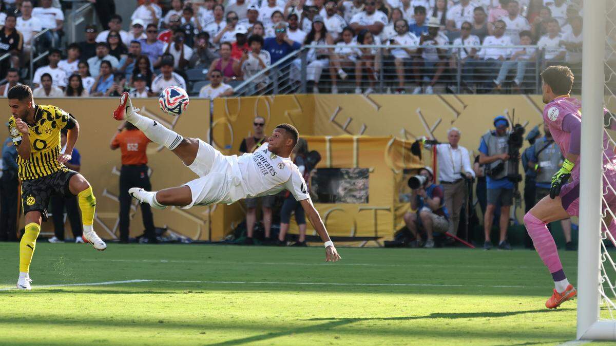 El Mundial de Clubes de Estados Unidos definirá entre martes y miércoles a los aspirantes al título con un duelo mata a mata entre dos de los grandes candidatos a la primera corona del renovado torneo de la FIFA, el PSG y el Real Madrid, últimos hogares de Kylian Mbappé (centro).
