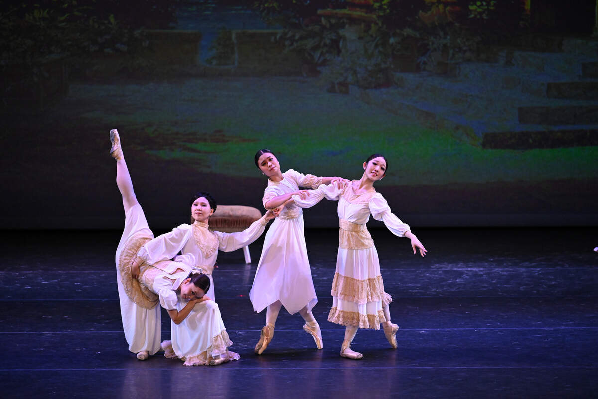 De izquierda a derecha: Kanon Tanaka, Yayoi Sasaki, Qian Hui Tan y Mayu Kanazawa en “Tarde en la Siesta”, coreografía de Alberto Méndez.