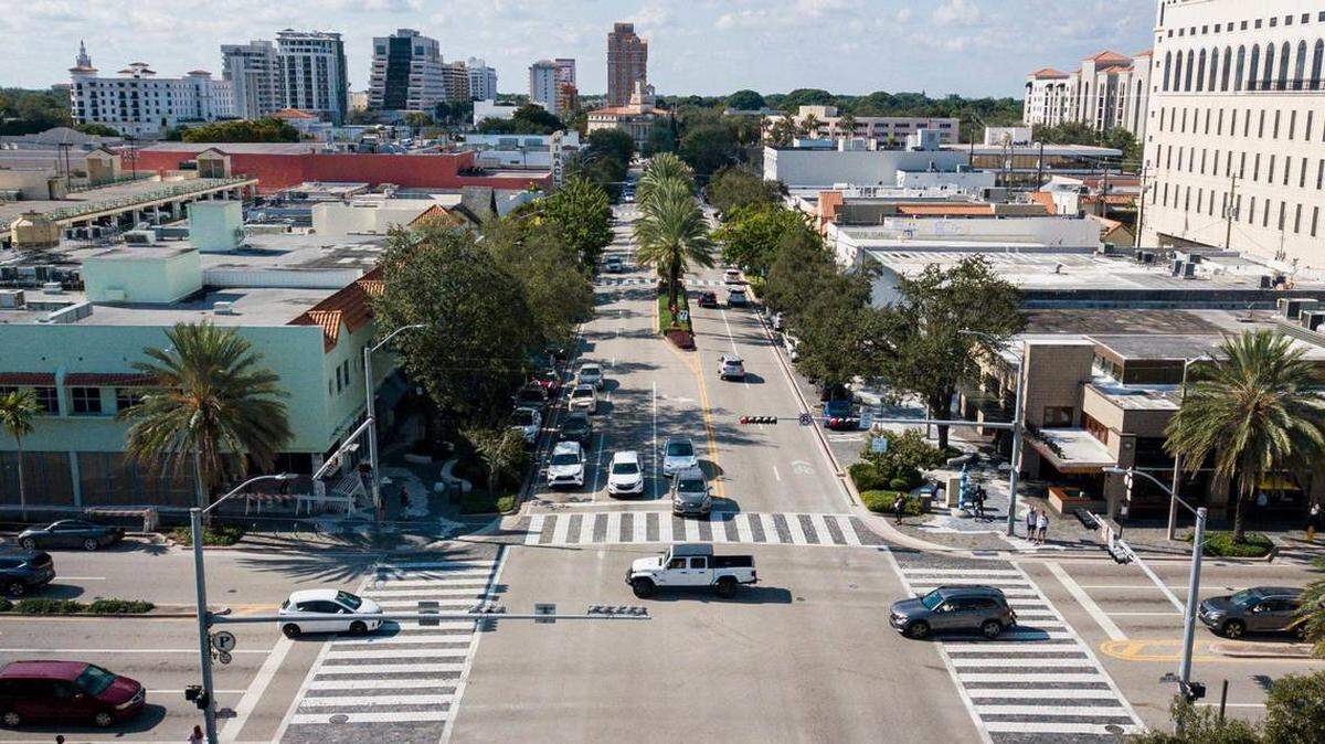 Many local retailers prepared discounts and special deals for Small Business Saturday, the national retail tradition during the holiday shopping season for independent shops. Above: This is a view of the historic outdoor retail strip Miracle Mile in Coral Gables in December 2021. MATIAS J. OCNER MOCNER@MIAMIHERALD.COM