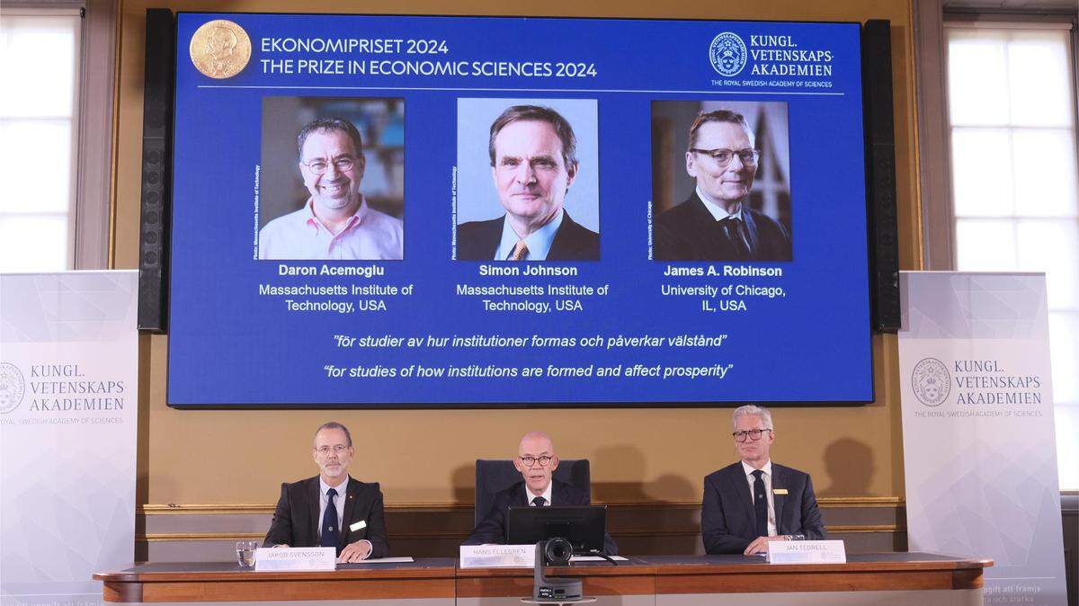 La Academia Real Sueca de las Ciencias anuncia los ganadores del Premio Nobel de Economía 2024 el lunes, 14 de octubre de 2024, en Estocolmo. Los ganadores son Daron Acemoglu y Simon Johnson, profesores del Instituto de Tecnología de Massachusetts (MIT), y James A. Robinson, profesor de la Universidad de Chicago.