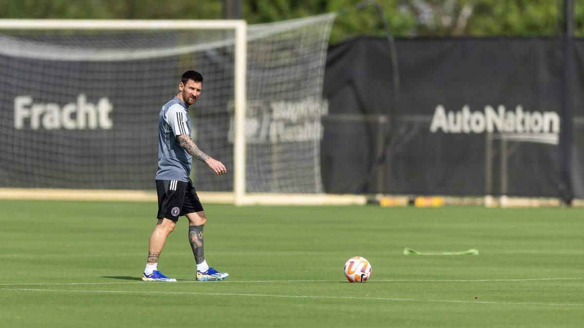 El delantero del Inter Miami Lionel Messi, quien se recupera de su lesión en los isquiotibiales, ha estado entrenando en solitario en el Florida Blue Training Center en Lauderdale, Florida.