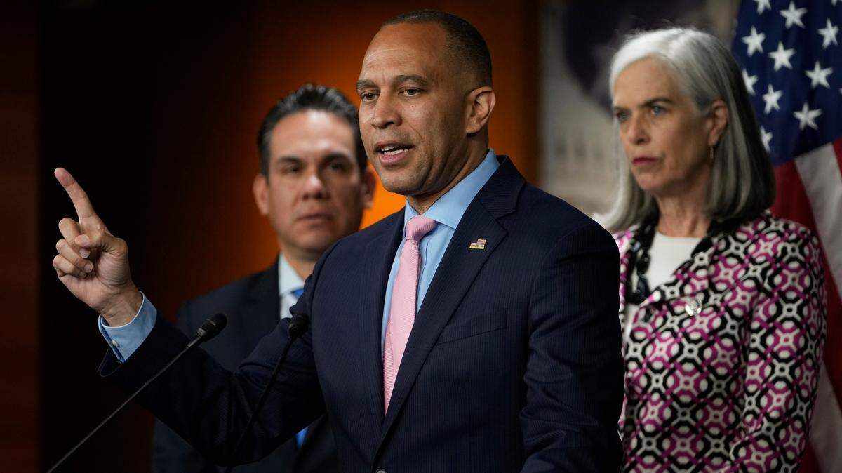 El líder de los demócratas en el Congreso, Hakeem Jeffries (centro), responde preguntas durante una conferencia de prensa acompañado de los congresistas Pete Aguilar (California) y Katherine Clark (Massachusetts), el 31 de mayo de 2023, en el Capitolio.