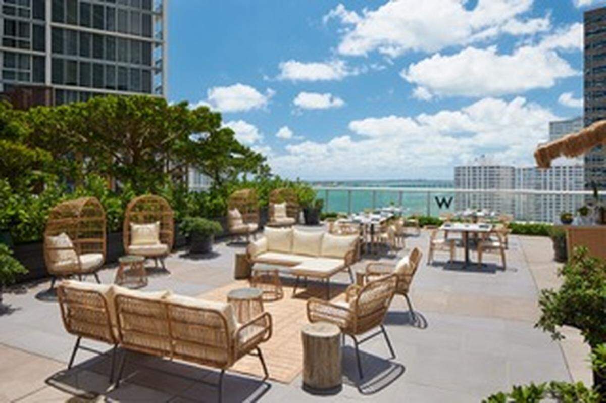 TULUM Rooftop Bar & Restaurant en el piso 15 del hotel W Miami, en Brickell cuenta con un menú compuesto por platos internacionales.