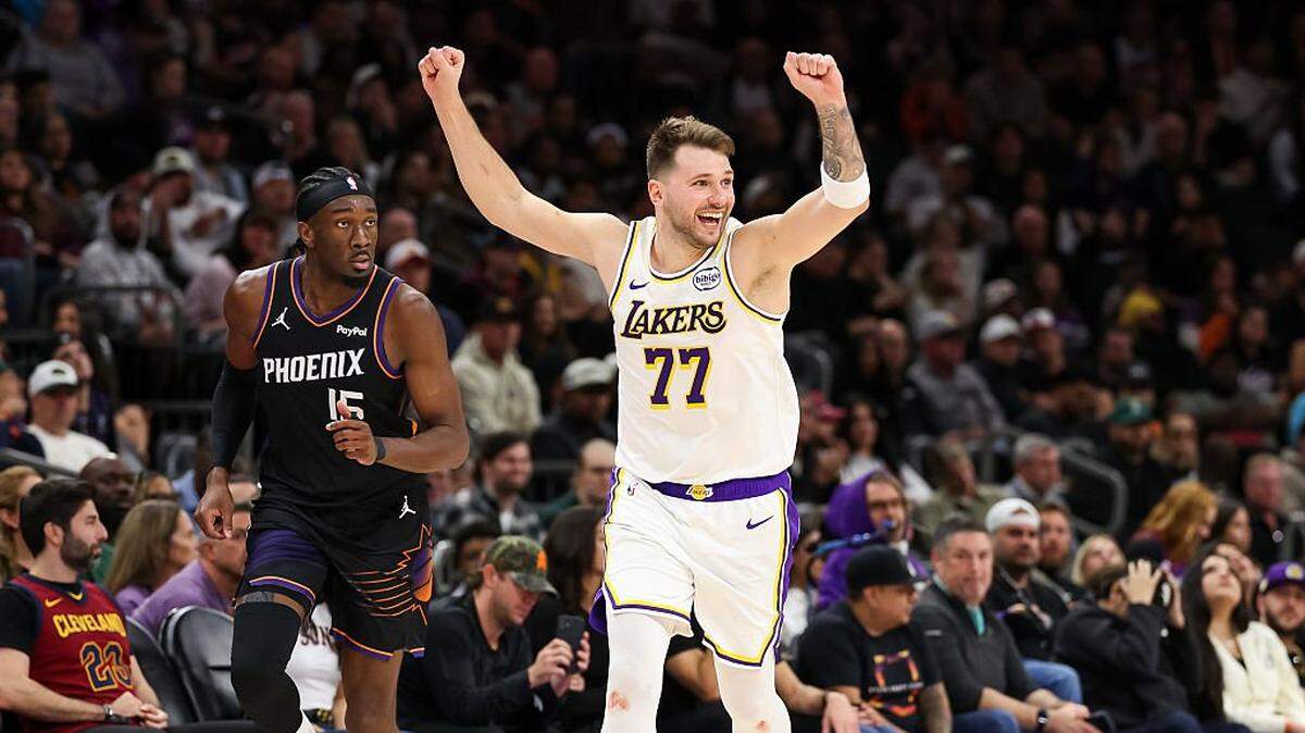 
465

El astro de los Lakers Luka Doncic reacciona tras anotar un triple durante la segunda mitad del partido contra los Suns, celebrado   el 14 de diciembre de 2025 en Phoenix, Arizona. 