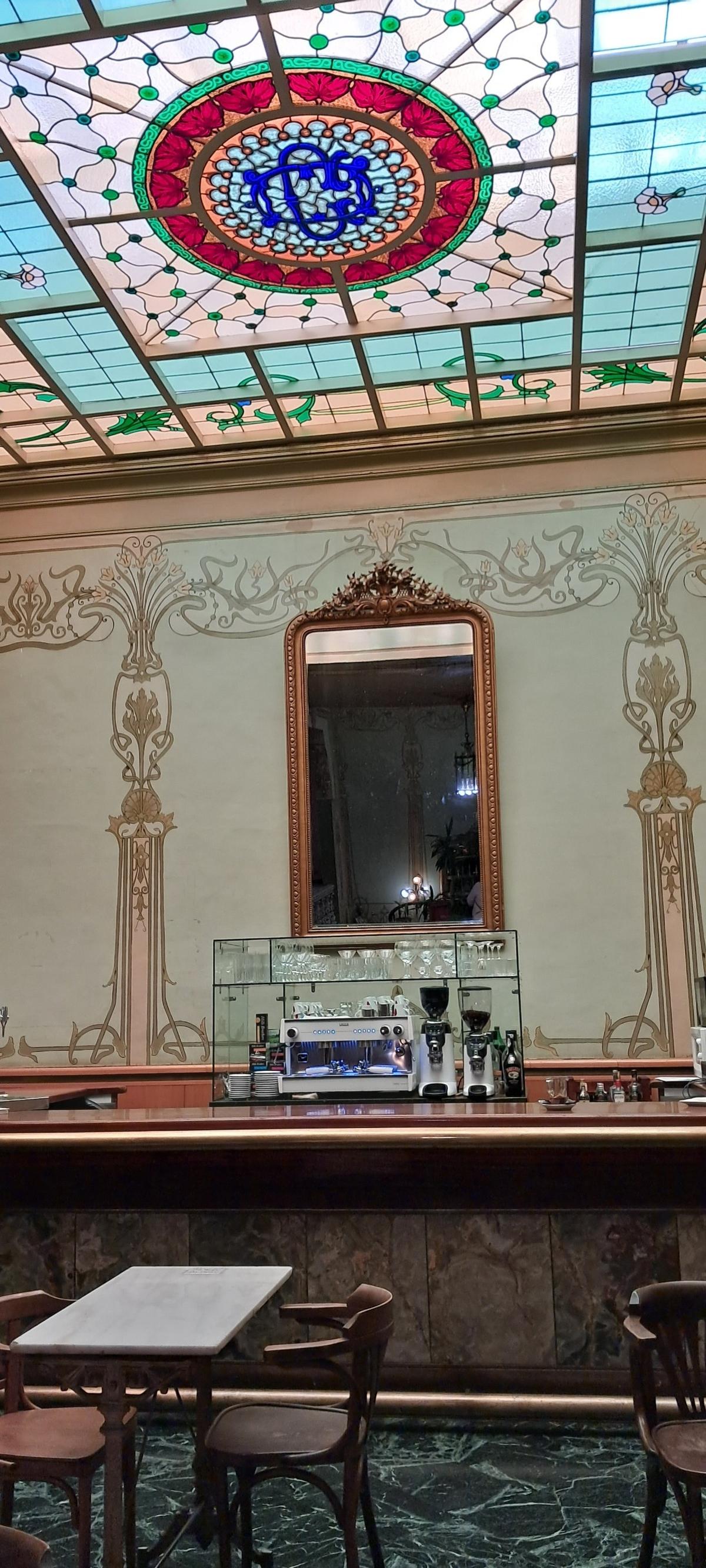 Cafetería modernista en la sede del Casino de Huesca.