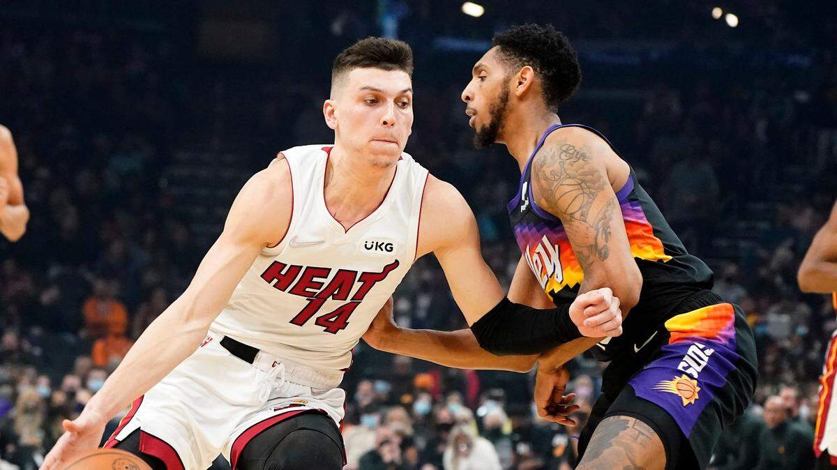 El jugador del Heat Tyler Herro (14) trata de pasar la marca de Cameron Payne, de los Suns, en el partido celebrado el 8 de enero de 2022 en Phoenix.
