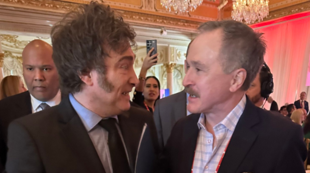 Peter Lamelas (der.) y el mandatario de Argentina Javier Milei conversan en Mar-a-Lago, la residencia y club privado del presidente electo Donald Trump.