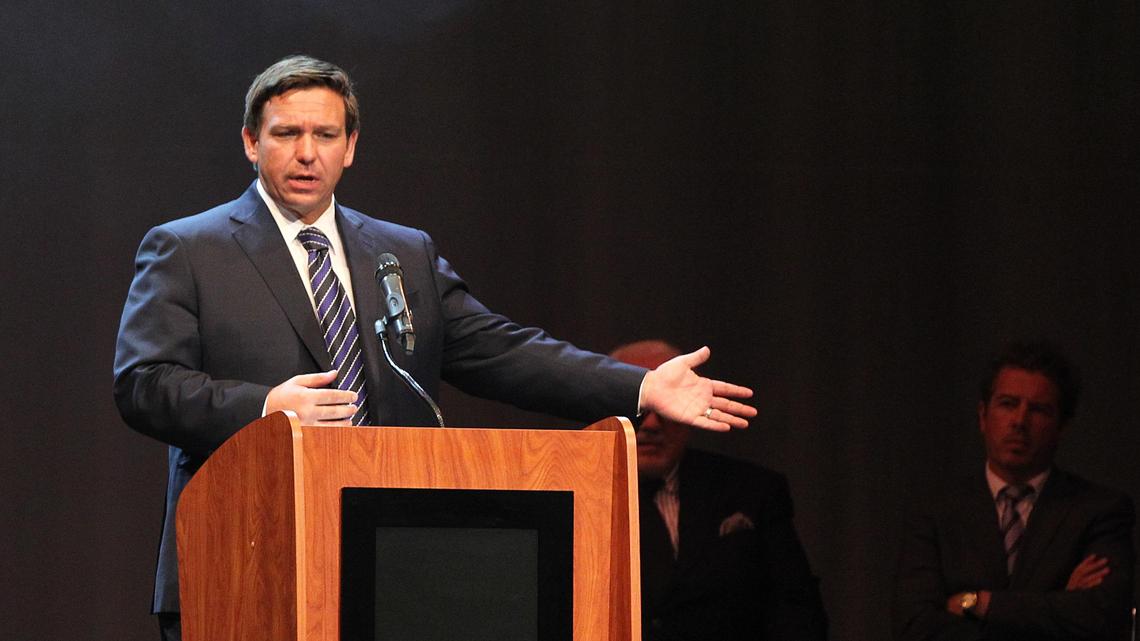 El candidato republicano a gobernador de la Florida, Ron DeSantis, habla durante un evento de campaña presentado por la organización cubana de exiliados Inspire America Foundation, en el Teatro Manuel Artime en Little Havana, el jueves 6 de septiembre de 2018.