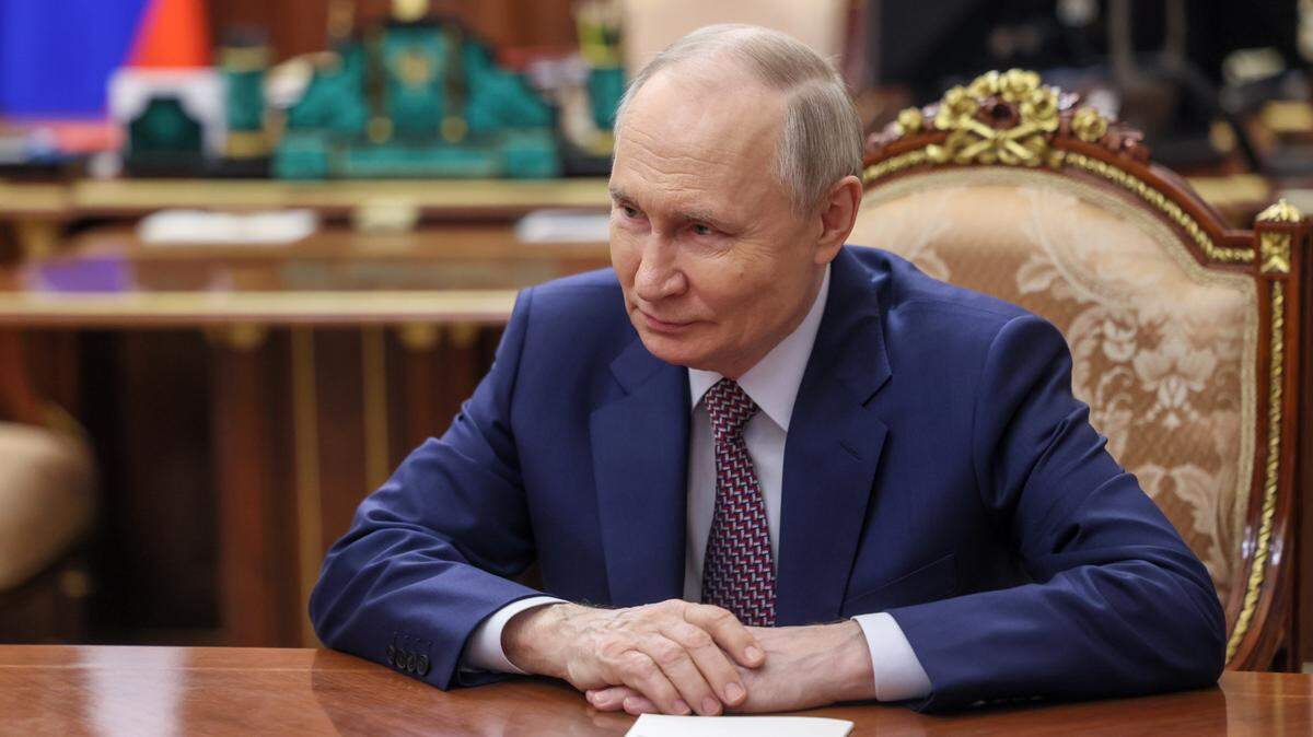 El presidente de Rusia, Vladimir Putin, durante una reunión con la ex presidenta del gobierno de la región de Zaporiyia, Irina Gekht, en el Kremlin de Moscú. el 18 de marzo de 2025.