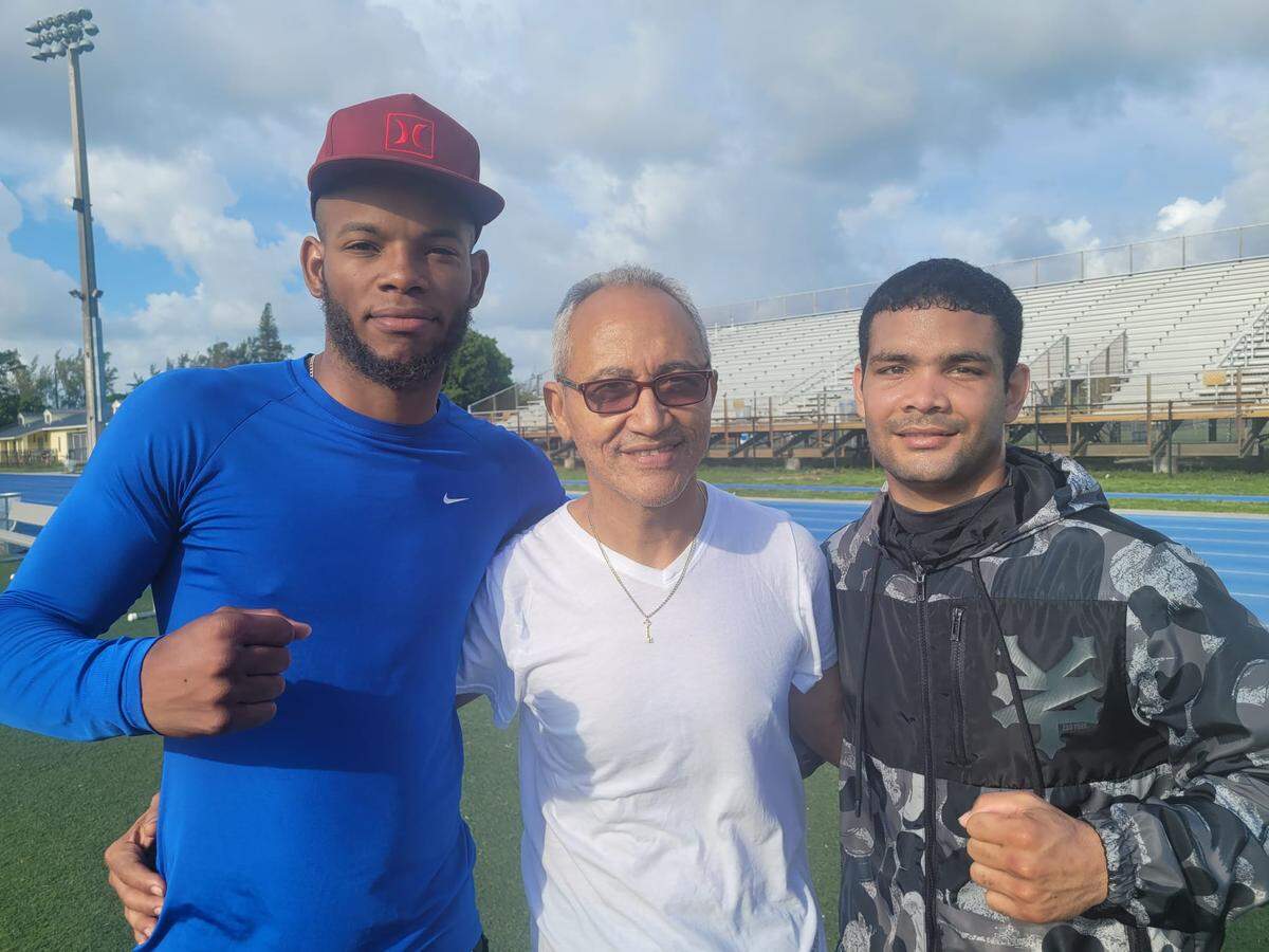 JORGE RUBIO (centro) junto a los boxeadores Raynel Mederos y Neslán Machado (der.) durante un entrenamiento en el Tropical Park en Miami.