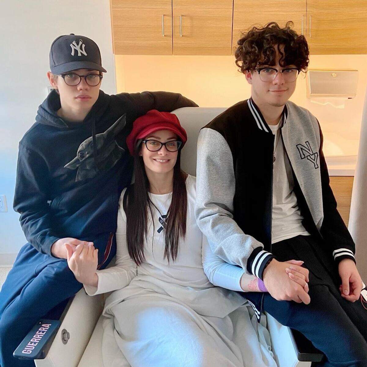 Dayanara Torres junto a sus hijos Ryan (izq.) y Cristian.