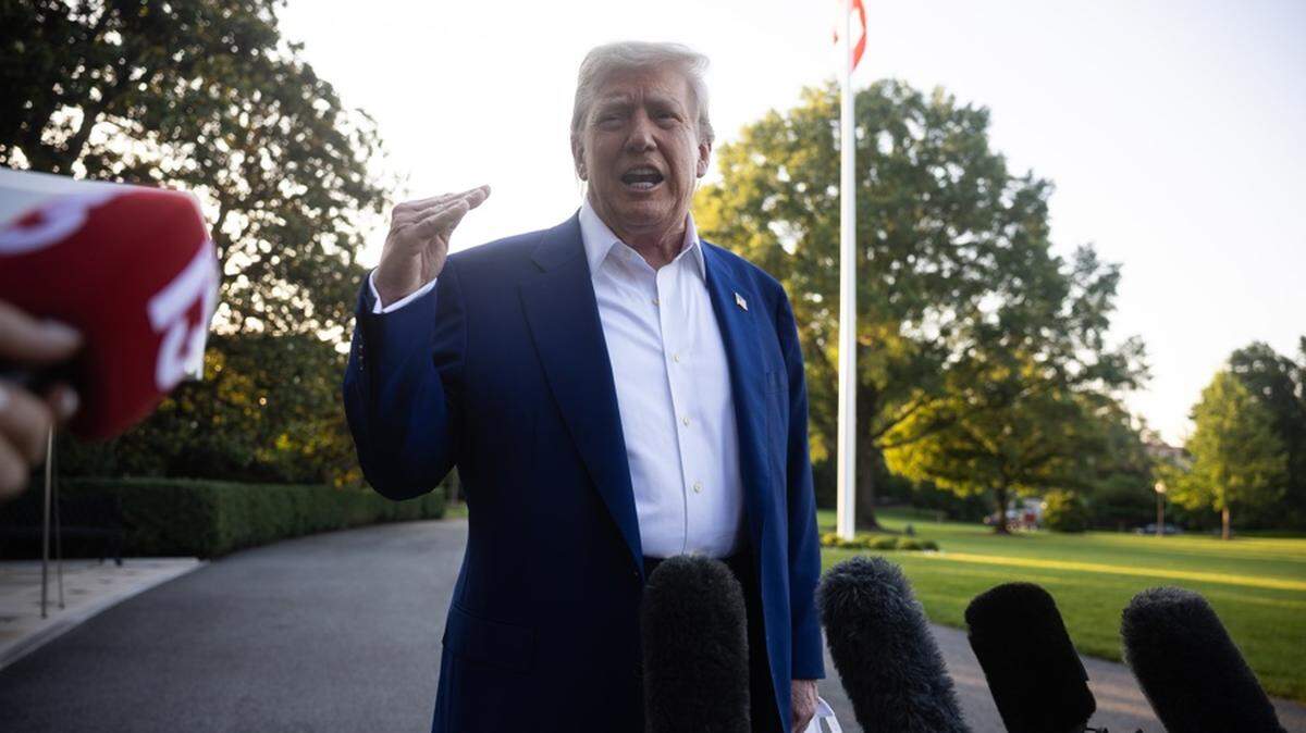 El presidente de Estados Unidos, Donald Trump, habla con los periodistas en el jardín sur de la Casa Blanca antes de abordar el Marine One, en Washington, DC, el 24 de junio de 2025. Se espera que el presidente Trump asista a la cumbre de la OTAN en La Haya, Países Bajos. EFE/EPA/Francis Chung / POOL
