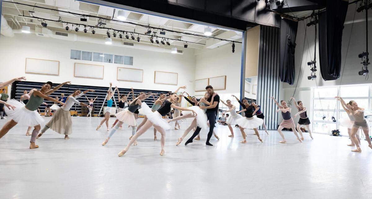 Los bailarines de Miami City Ballet ensayando ensayando “El Lago de los Cisnes” de Alexei Ratmansky. En el centro, Stanislav Olshanskyi y Dawn Atkins.