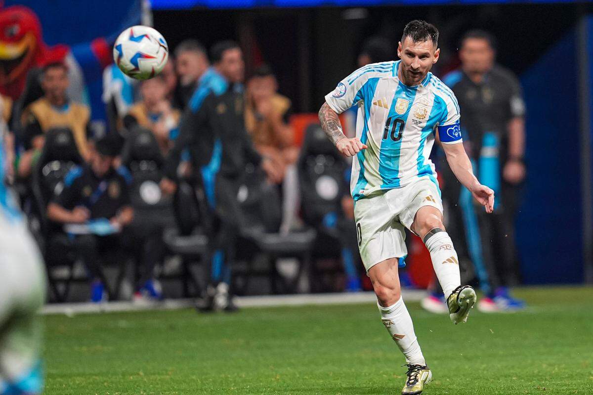 El delantero de Argentina Lionel Messi patea el balón en el partido contra Canadá, celebrado el 20 de junio de 2024 en Atlanta.