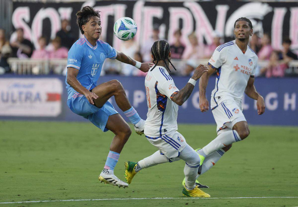 El jugador del Inter Miami Telasco Segovia (izq.) trata de dominar el balón ante la marca de Miles Robinson (12) y DeAndre Yedlin (91), de Cincinnati, en el partido celebrado el 26 de julio de 2025 en el Chase Stadium en Fort Lauderdale.